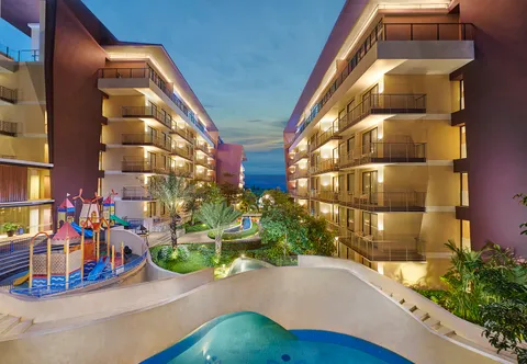 Golden Tulip Holland Resort Batu tampak area kolam dan bangunan hotel modern