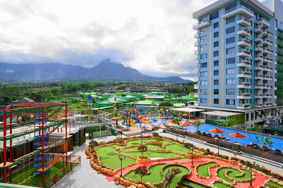Area wisata Jatim Park dengan atraksi hiburan keluarga