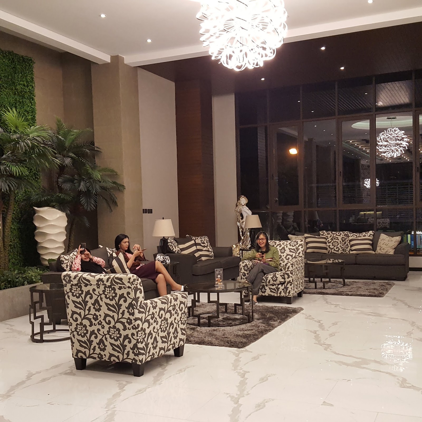 Hotel bintang lima mewah di Kota Batu dengan kolam renang infinity dan pemandangan gunung