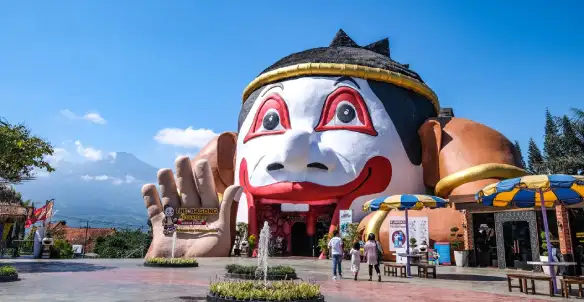 Area wisata keluarga Jatim Park Batu dengan wahana dan hiburan