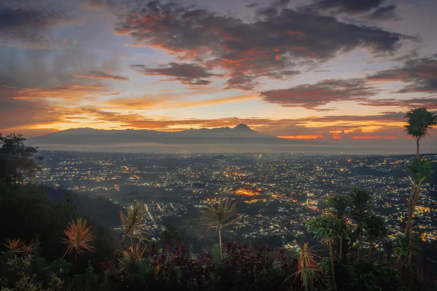Panorama Kota Batu dari ketinggian saat senja